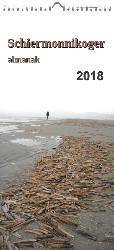 Een foto van het strand met veel aangespoelde lege mesheften. Bij de branding het silhouet van een wandelaar. Witte lucht en het opschrift "Schiermonnikoger almanak 2018".