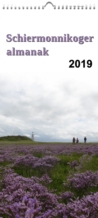 Foto van de kwelder bedekt met paars bloeiend lamsoor, drie wandelaars en, een duin en het baken van het Willemsduin aan de horizon. Bovenaan staat gedrukt "Schiermonnikoger almanak 2019"