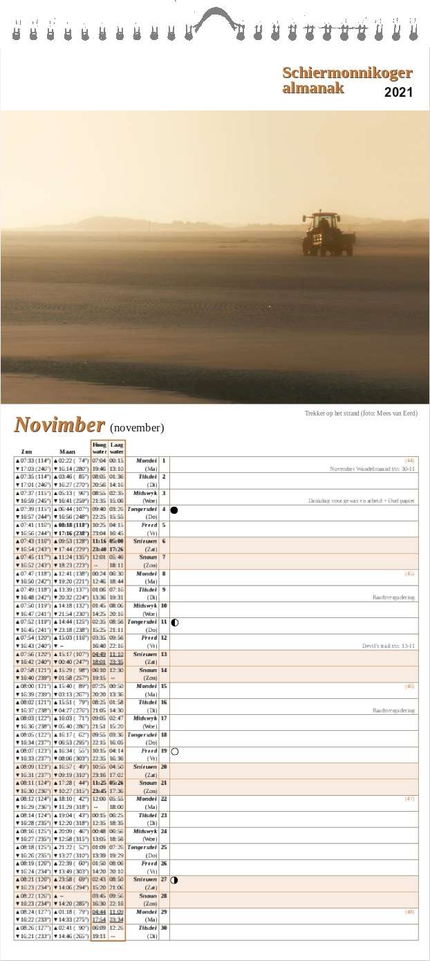 November-pagina op de Schiermonnikoger almanak 2021 met foto: Een tractor op het strand bij strijklicht. Mistige duintjes op de achtergrond.. (foto: Mees van Eerd)