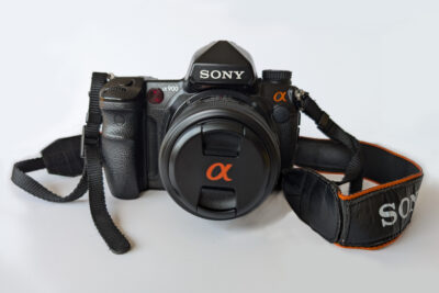 Vooraanzicht Sony alpha A900 met lens