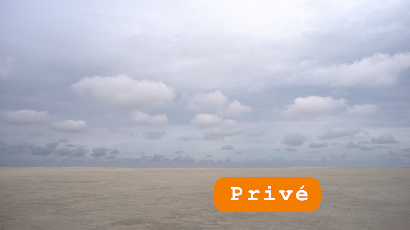 Foto van een wijds leeg strand met wolkenlucht. Opschrift in witte letters in oranje vlak "Privé"