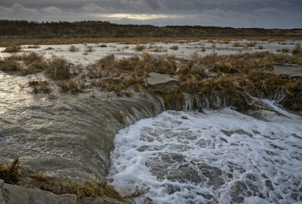 woeste waterval op het strand van ongeveer 40cm hoog