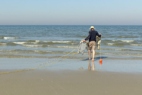 Maan loopt met net de zee in