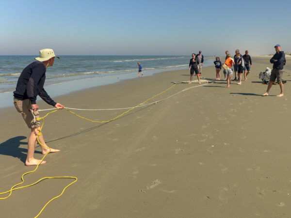 groep mensen op het strand met een kornet