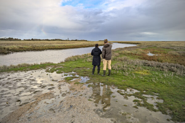 Twee mensen in een nat vlak landschap