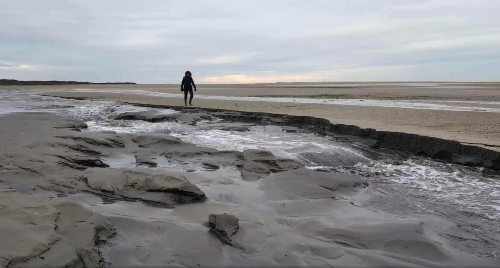 strand met stromend water