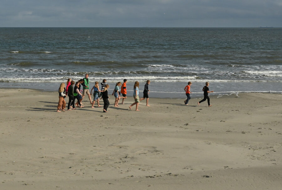 groep kinderen op het strand