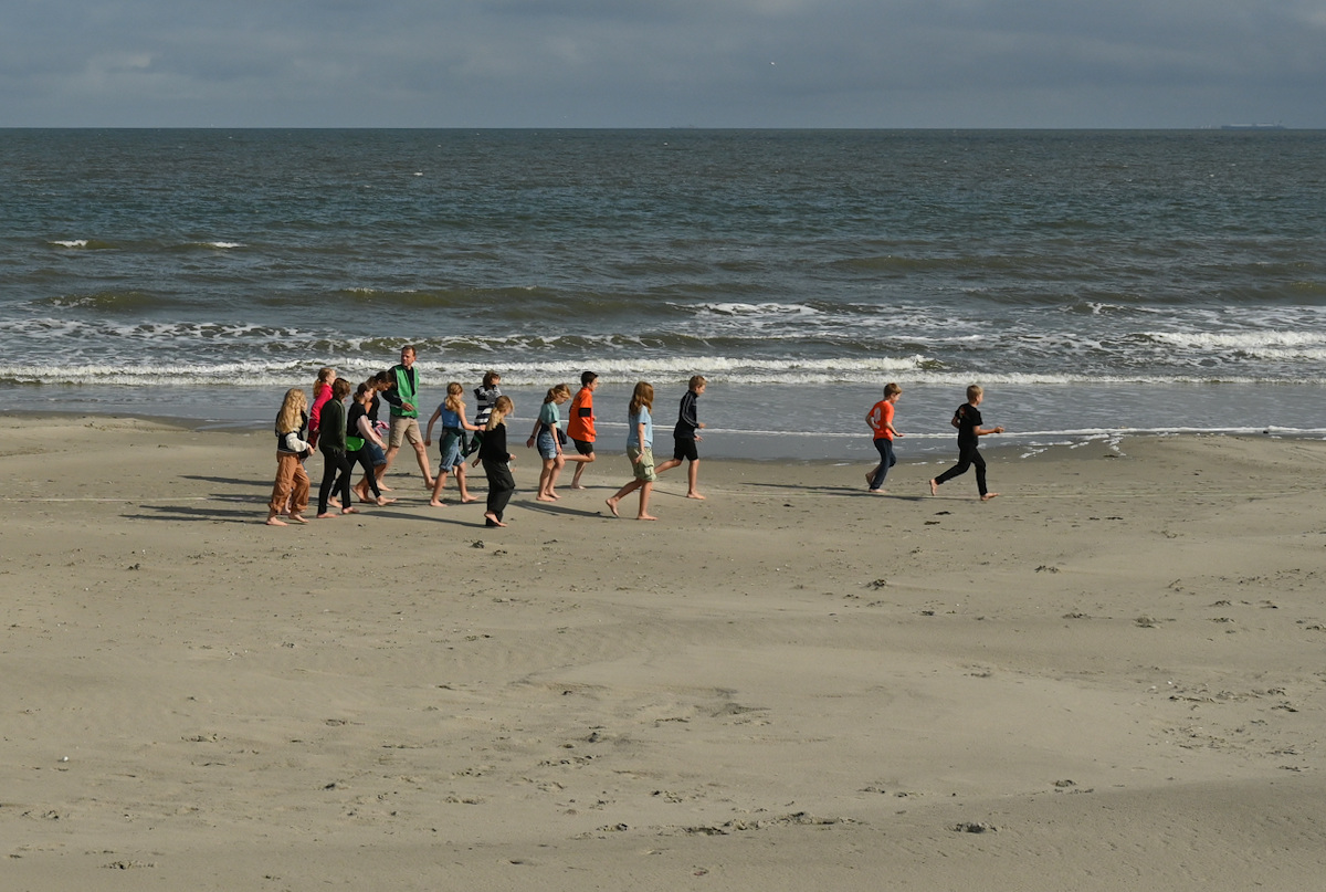 groep kinderen op het strand