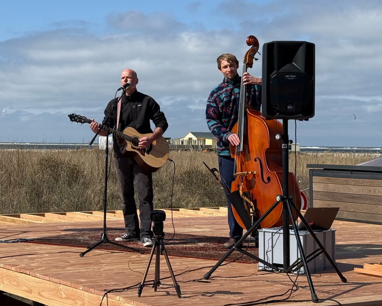 Twee muzikanten op een podium