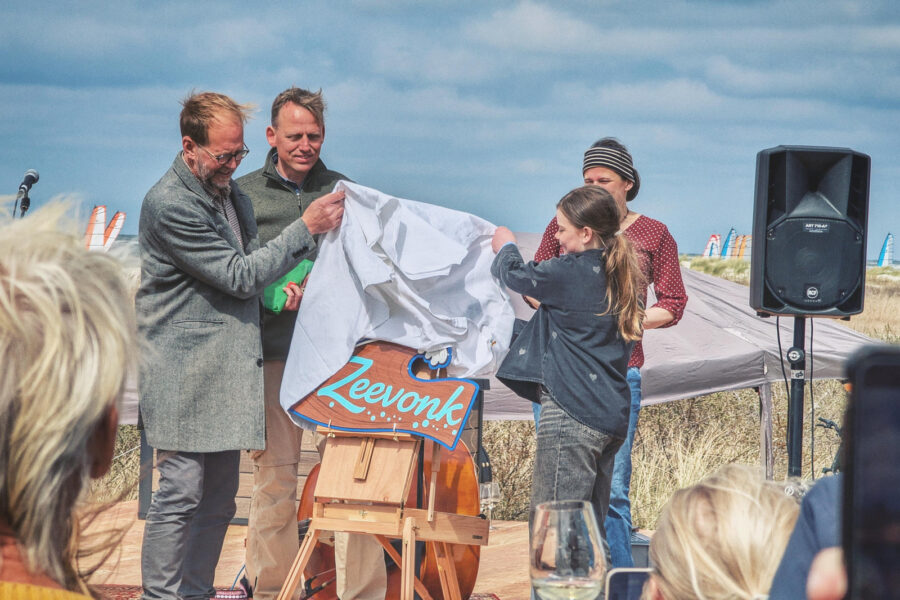 Burgemeester en kinderburgemeester van Schiermonnikoog onthullen het naanmbord Zeevonk
