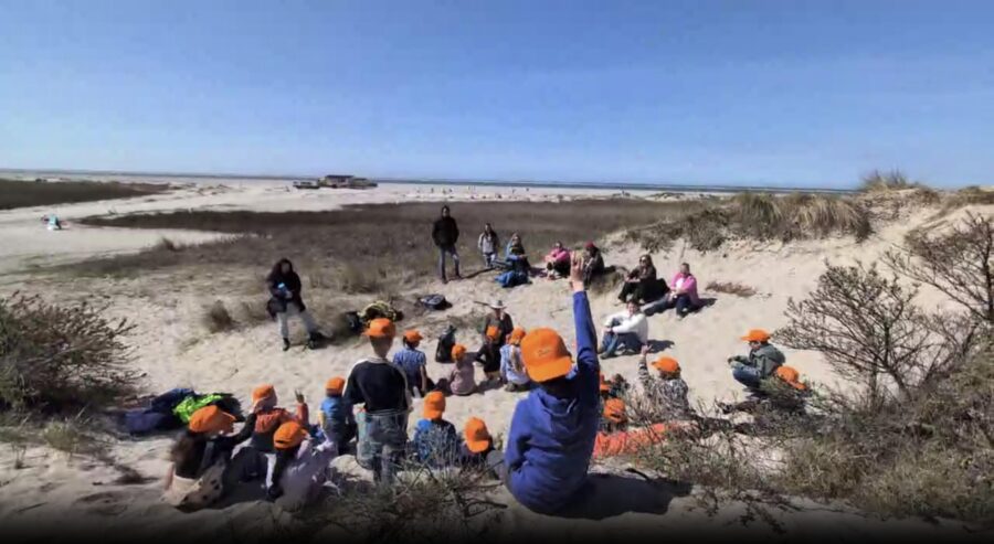 kinderen in een duinpan aan het strand