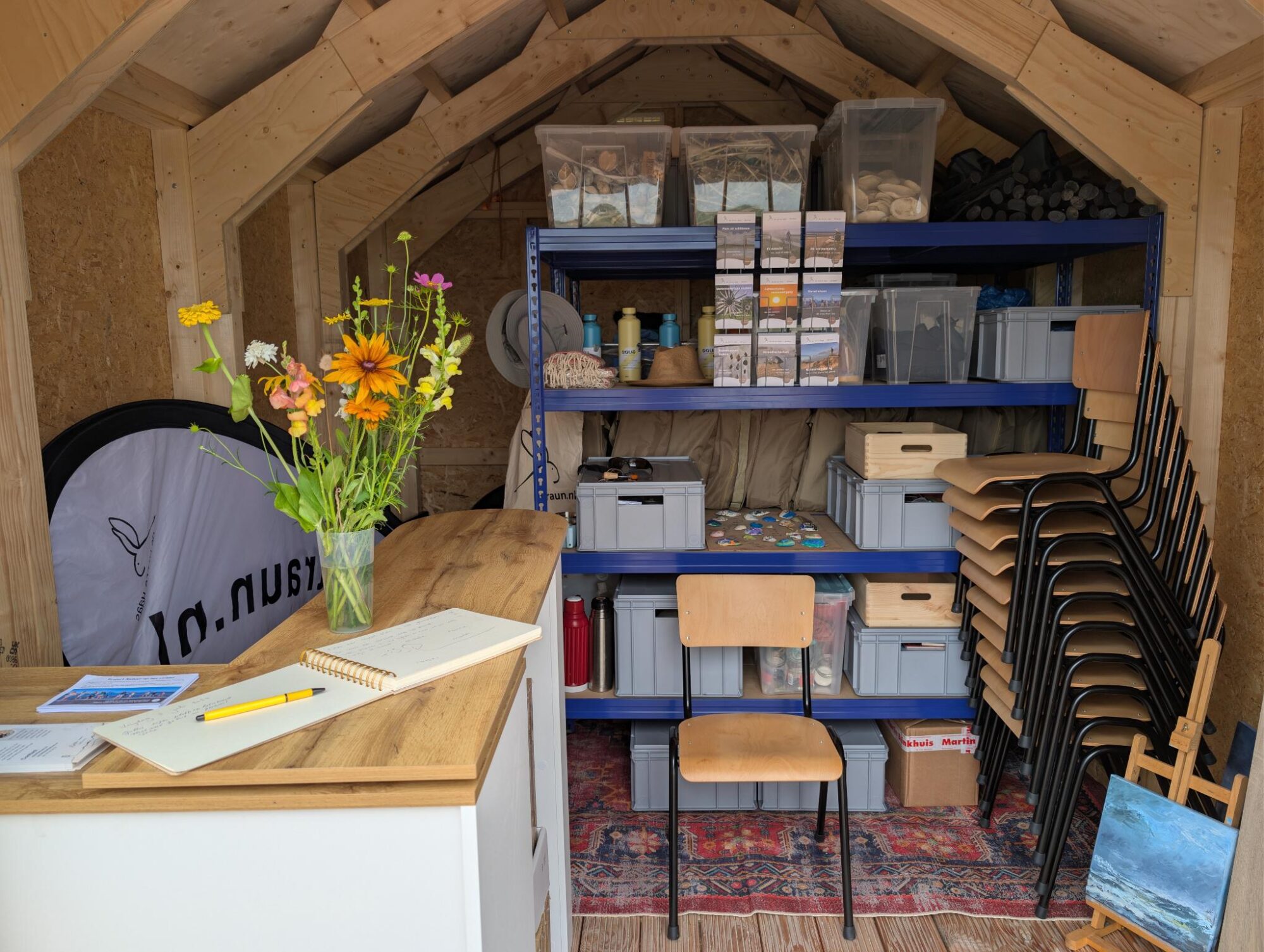 interieur met toonbank, bloemen en stapelboxen