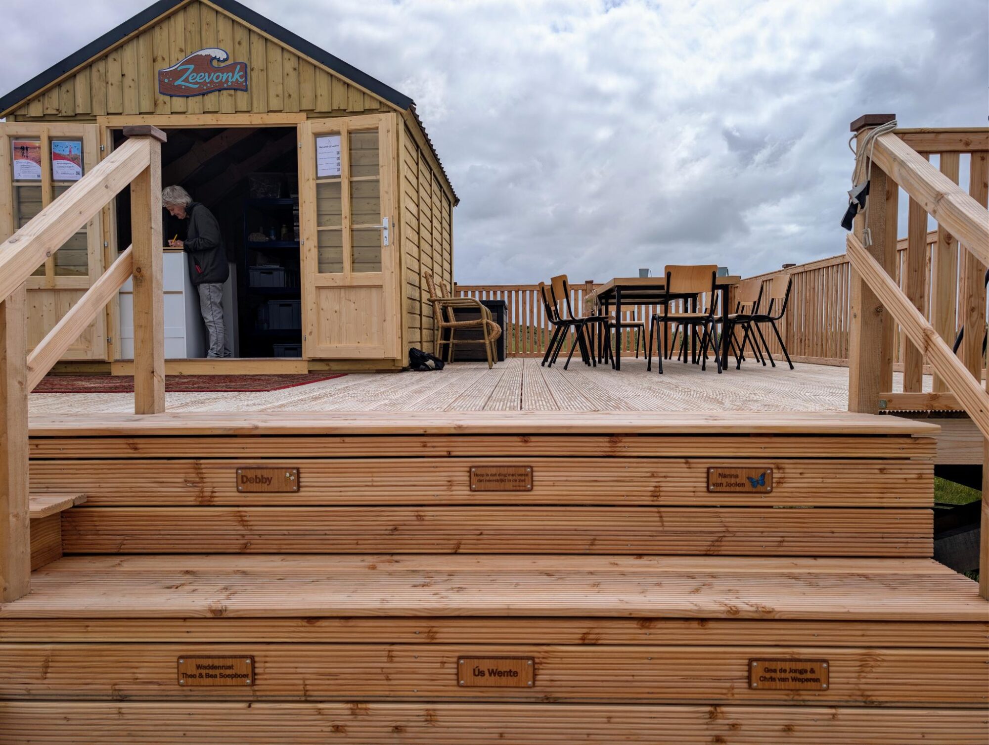 Tafels en stoelen op het vlonder naast de berging