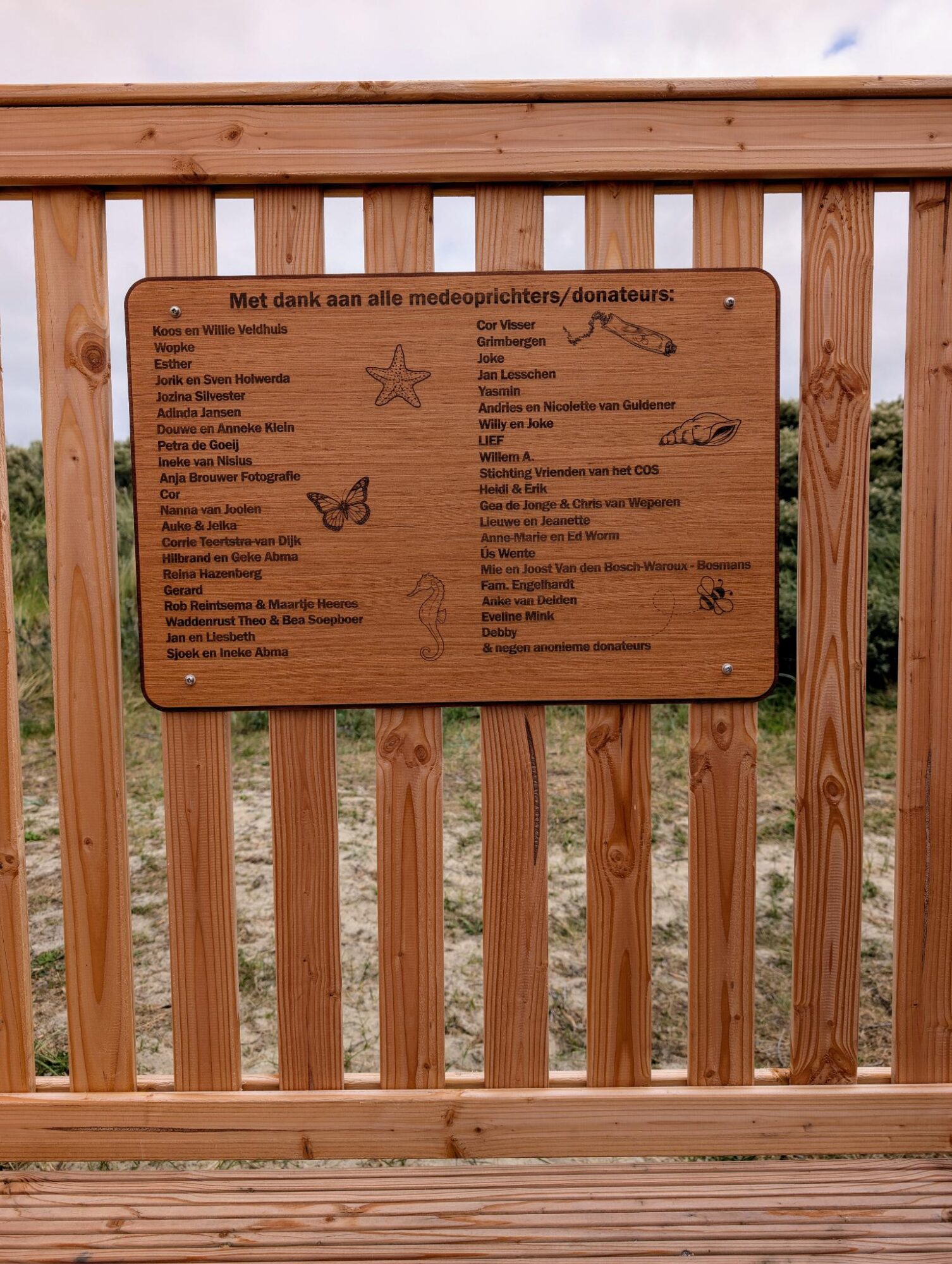 Houten bord met namen medeoprichters/donateurs